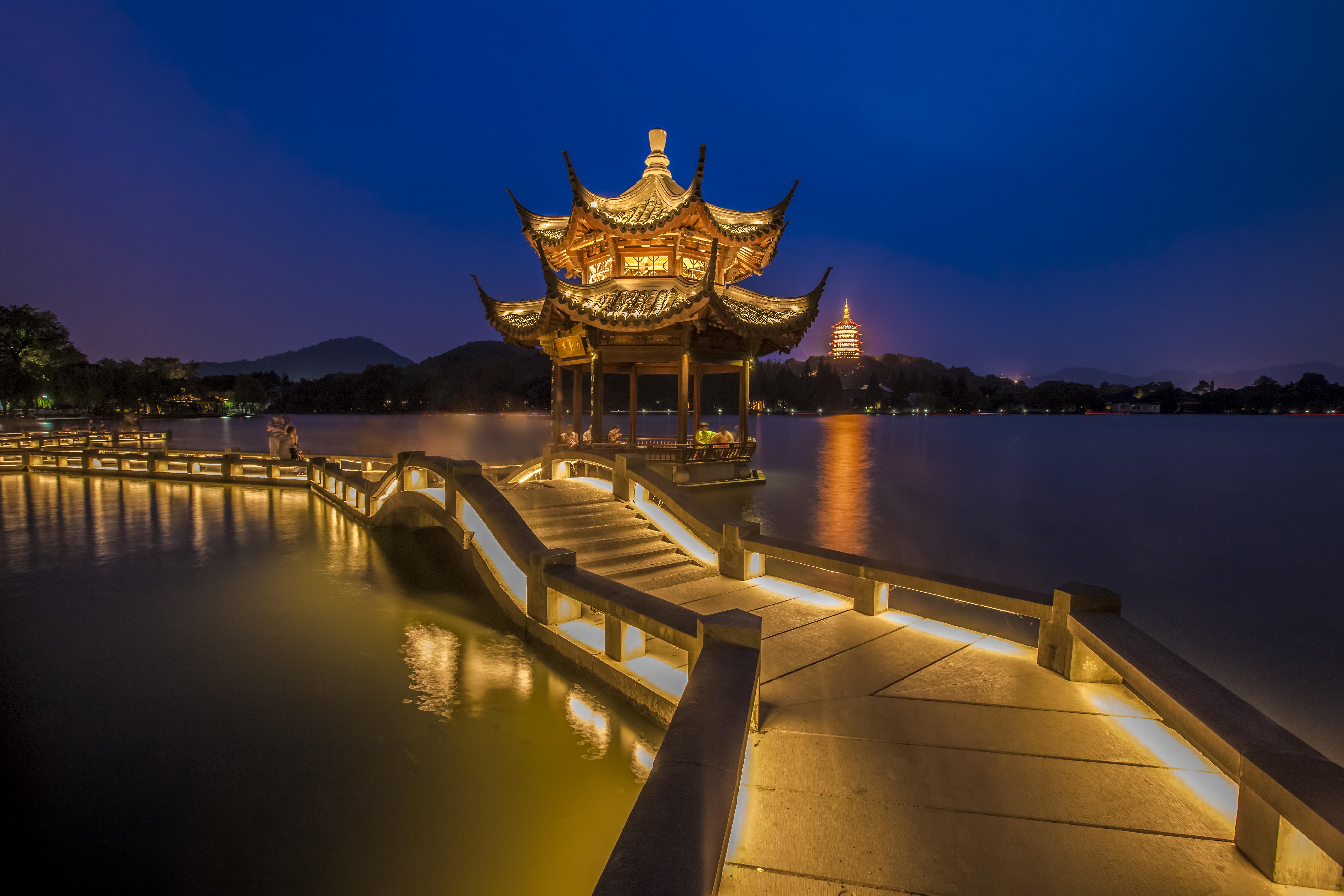 雷峰塔与长桥夜景