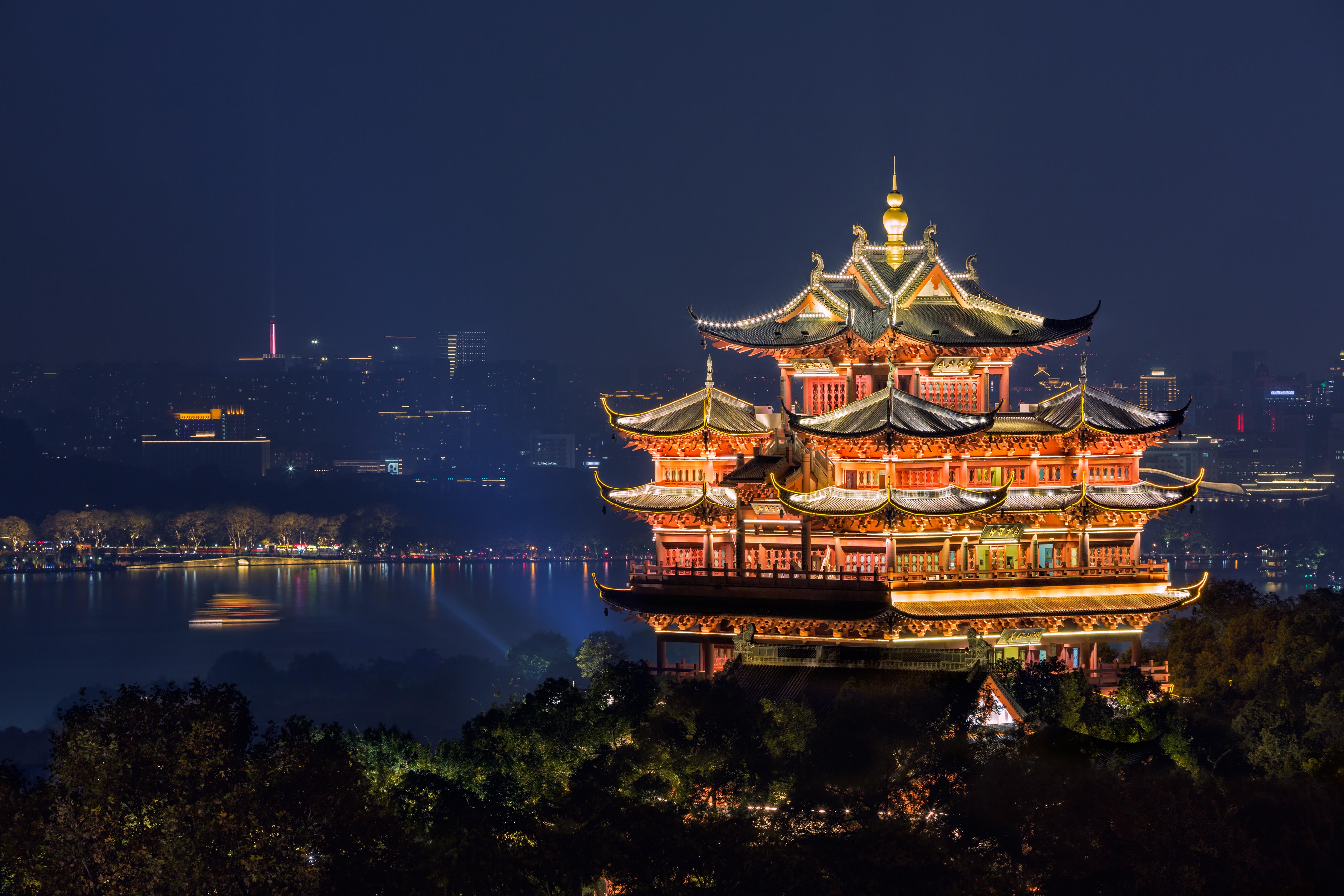 杭州城隍阁与西湖映衬夜景